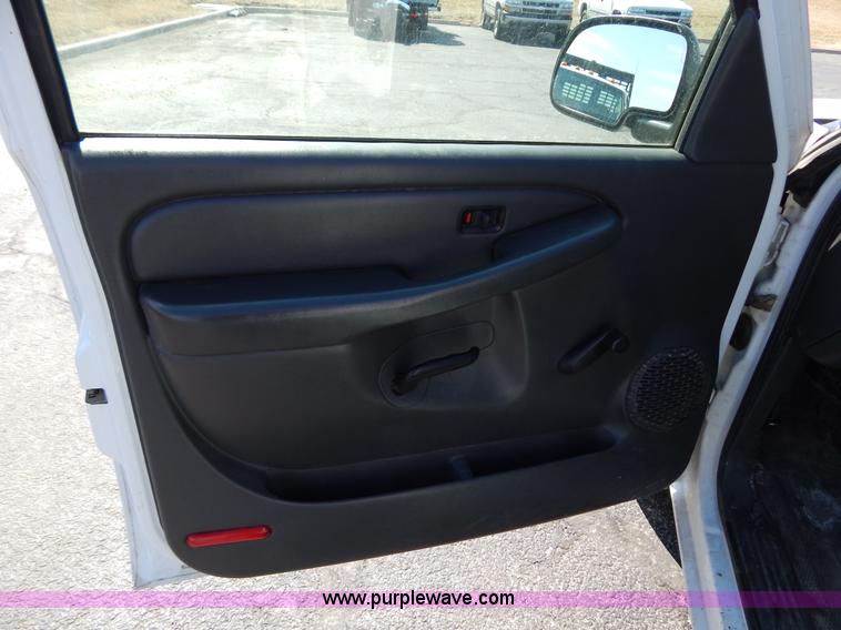 image for item I1077 2005 Chevrolet Silverado 1500 pickup truck