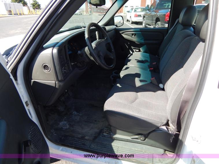 image for item I1077 2005 Chevrolet Silverado 1500 pickup truck