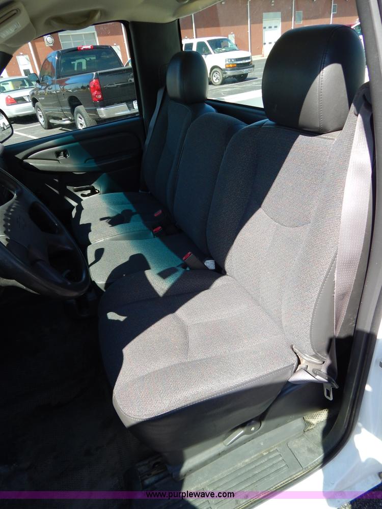 image for item I1077 2005 Chevrolet Silverado 1500 pickup truck