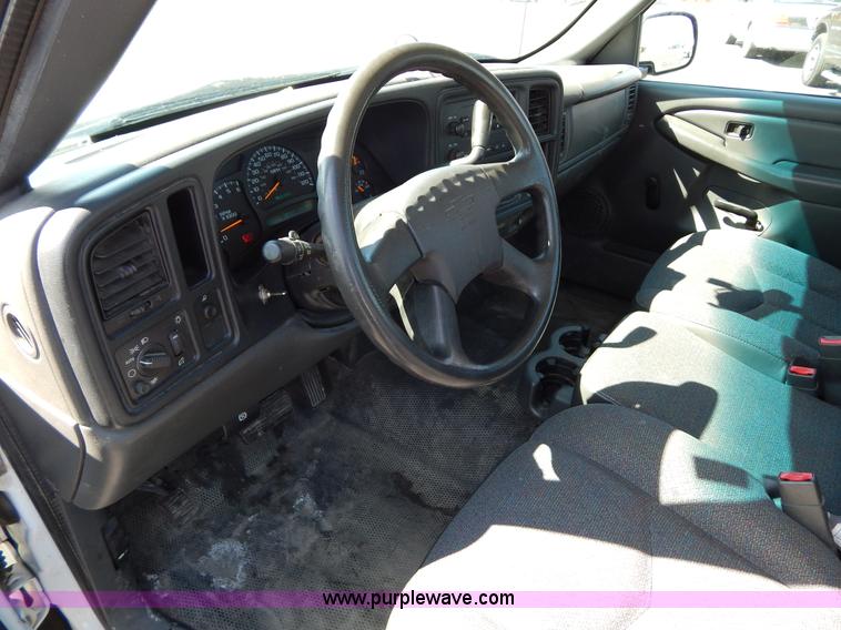 image for item I1077 2005 Chevrolet Silverado 1500 pickup truck
