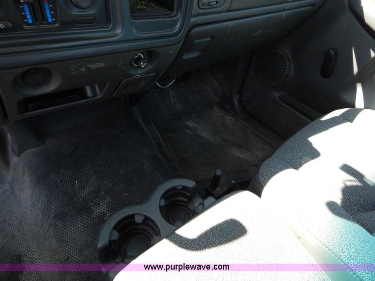 image for item I1077 2005 Chevrolet Silverado 1500 pickup truck