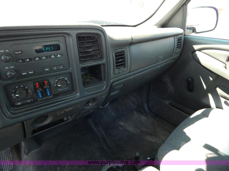 image for item I1077 2005 Chevrolet Silverado 1500 pickup truck