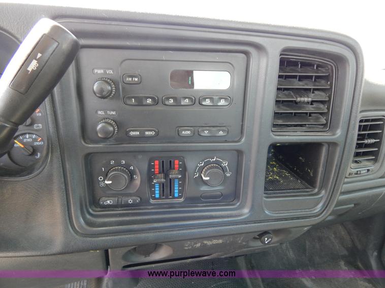 image for item I1077 2005 Chevrolet Silverado 1500 pickup truck