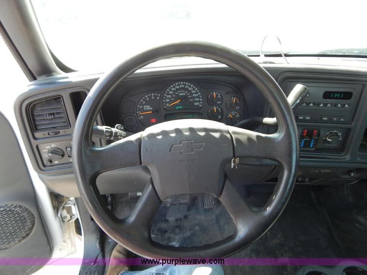 image for item I1077 2005 Chevrolet Silverado 1500 pickup truck