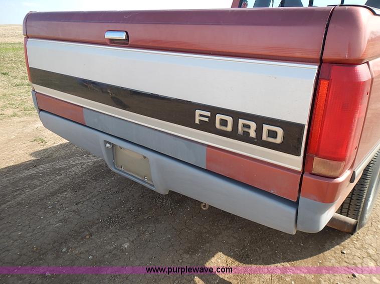image for item I3678 1994 Ford F150 XLT SuperCab pickup truck