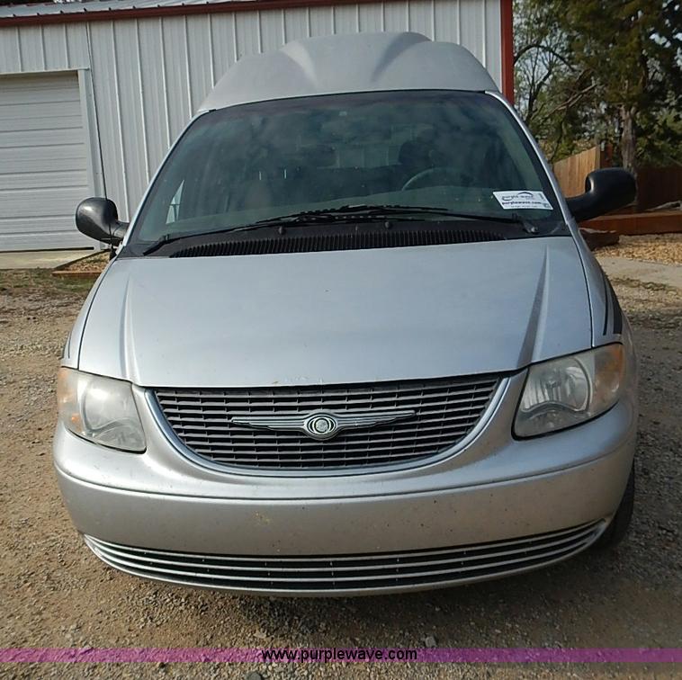 image for item I3682 2001 Chrysler Town & Country LX van