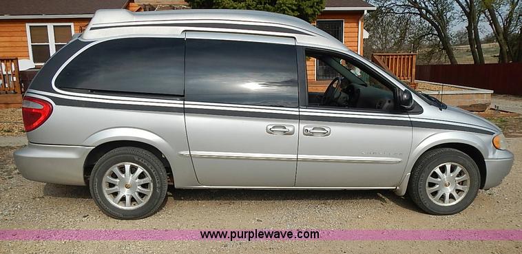 image for item I3682 2001 Chrysler Town & Country LX van