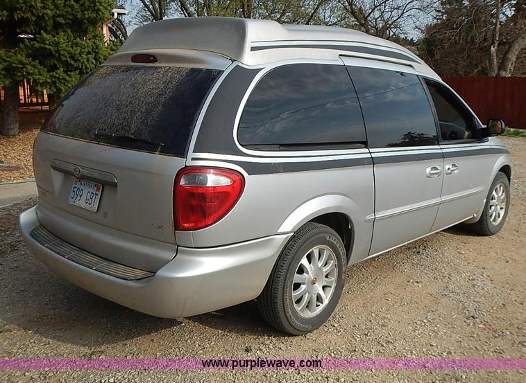 image for item I3682 2001 Chrysler Town & Country LX van