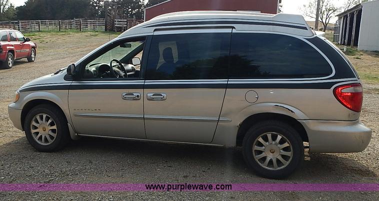 image for item I3682 2001 Chrysler Town & Country LX van