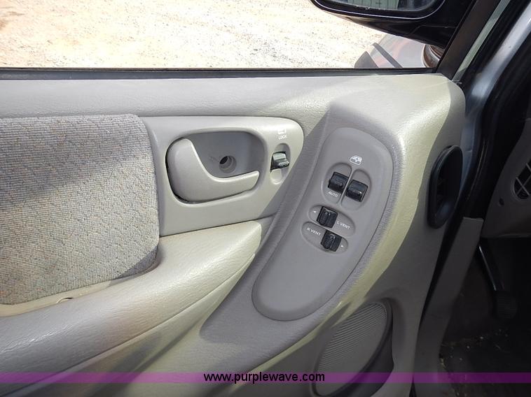 image for item I3682 2001 Chrysler Town & Country LX van