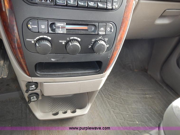 image for item I3682 2001 Chrysler Town & Country LX van