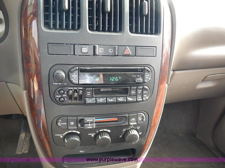 image for item I3682 2001 Chrysler Town & Country LX van