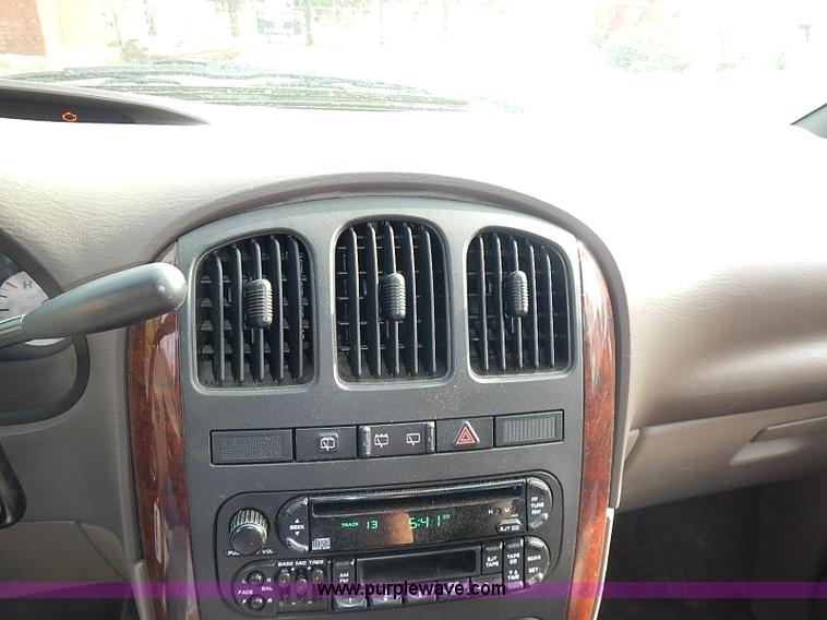 image for item I3682 2001 Chrysler Town & Country LX van