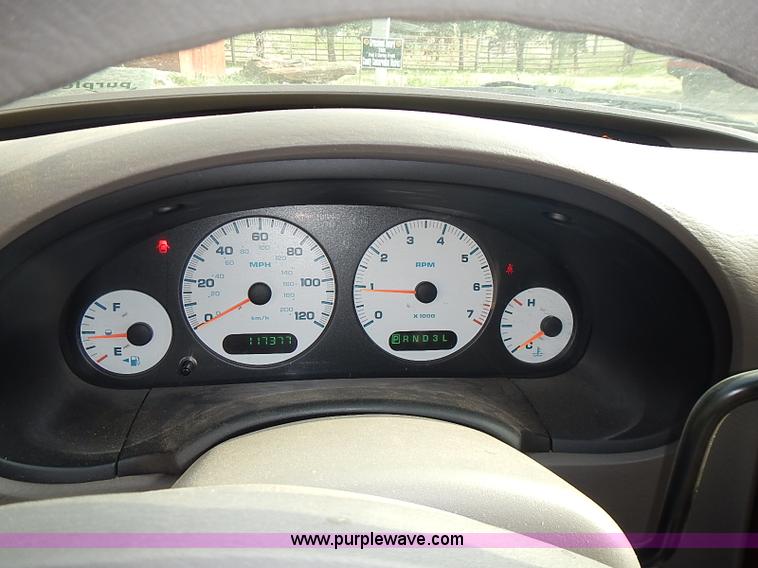 image for item I3682 2001 Chrysler Town & Country LX van