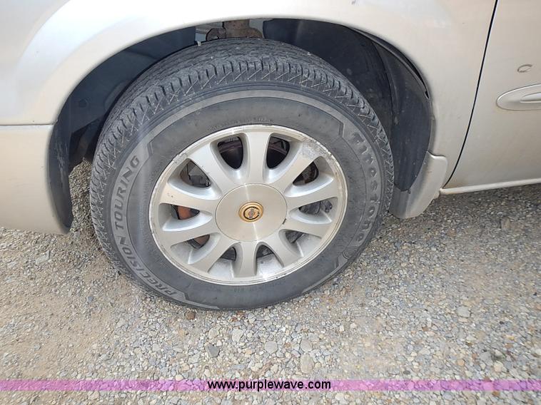 image for item I3682 2001 Chrysler Town & Country LX van