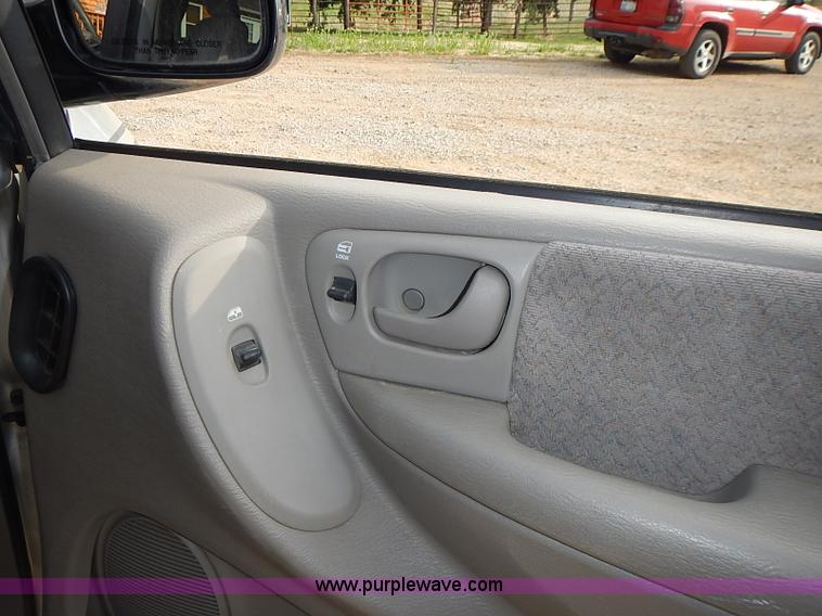 image for item I3682 2001 Chrysler Town & Country LX van