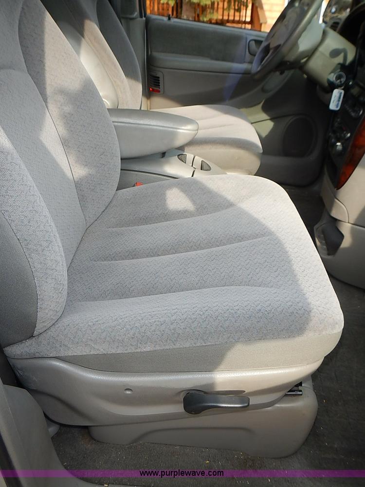 image for item I3682 2001 Chrysler Town & Country LX van