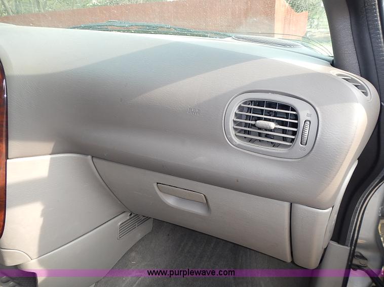 image for item I3682 2001 Chrysler Town & Country LX van