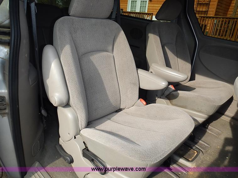 image for item I3682 2001 Chrysler Town & Country LX van
