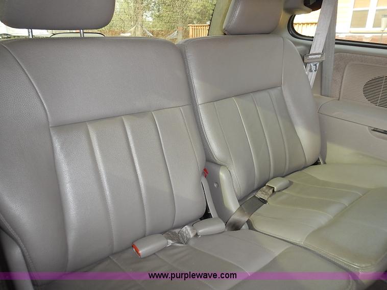image for item I3682 2001 Chrysler Town & Country LX van
