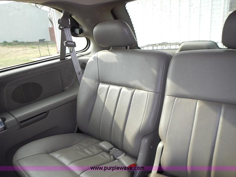 image for item I3682 2001 Chrysler Town & Country LX van