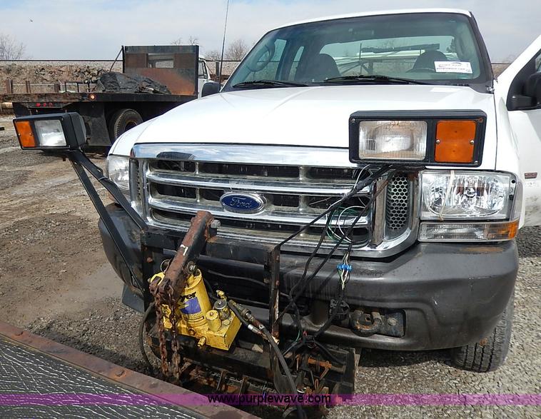 image for item I3742 2003 Ford F250 Super Duty XL SuperCab pickup truck