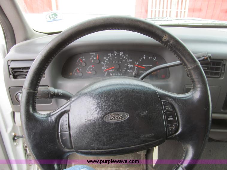 image for item I7068 1999 Ford F350 Super Duty XLT Lariat Crew Cab pickup truck