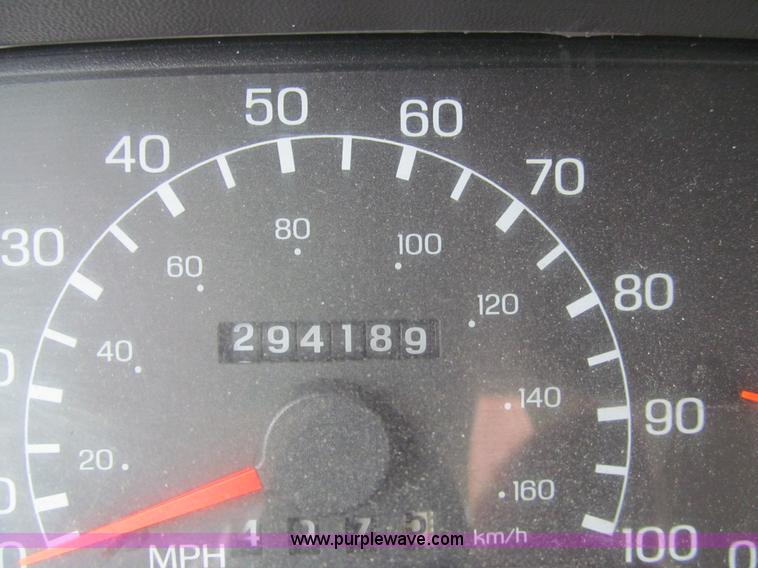 image for item I7068 1999 Ford F350 Super Duty XLT Lariat Crew Cab pickup truck