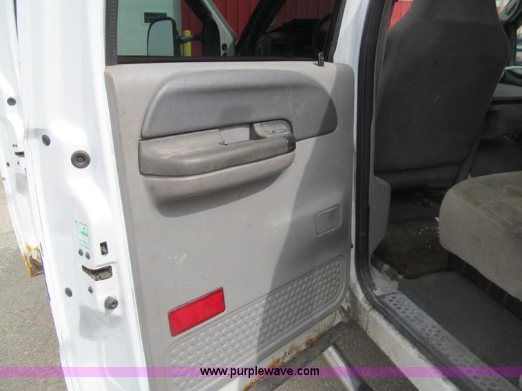 image for item I7068 1999 Ford F350 Super Duty XLT Lariat Crew Cab pickup truck