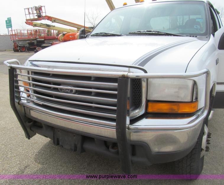 image for item I7068 1999 Ford F350 Super Duty XLT Lariat Crew Cab pickup truck