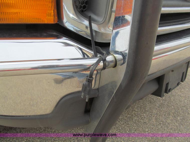 image for item I7068 1999 Ford F350 Super Duty XLT Lariat Crew Cab pickup truck