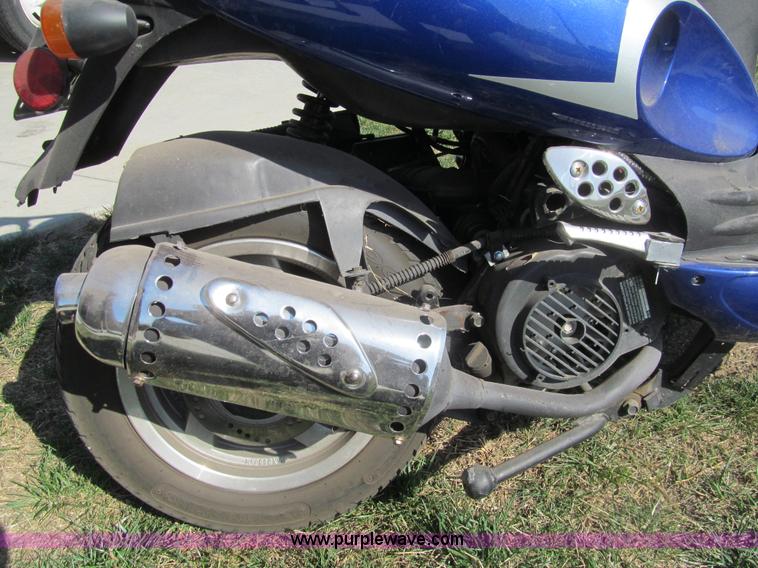 image for item I7069 2008 Shenke scooter