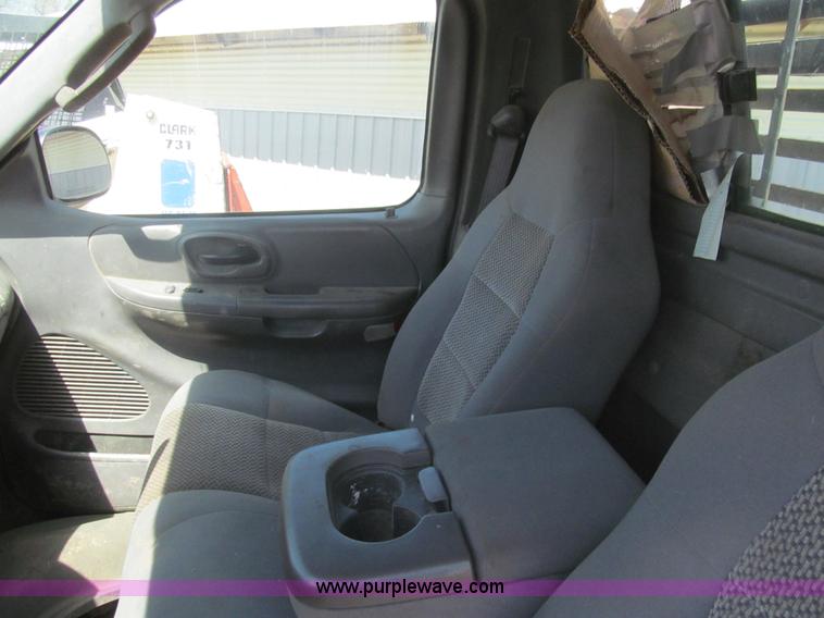 image for item I7124 2003 Ford F150 XLT flatbed pickup truck