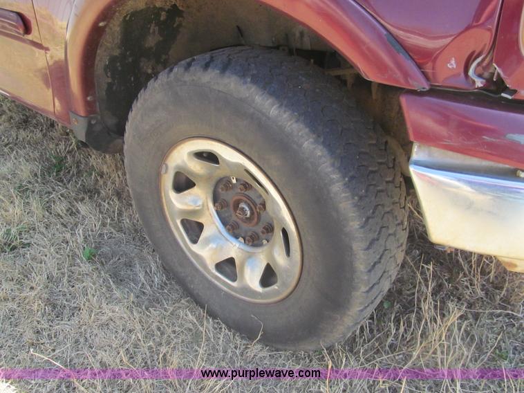 image for item I7124 2003 Ford F150 XLT flatbed pickup truck