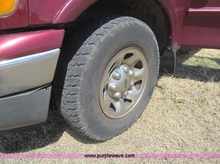 image for item I7124 2003 Ford F150 XLT flatbed pickup truck