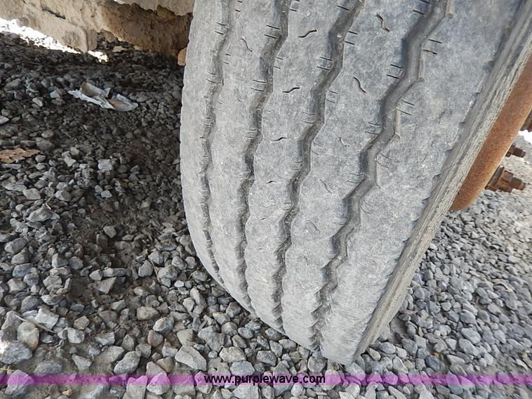 image for item I9289 1999 Ford F450 Super Duty flatbed truck