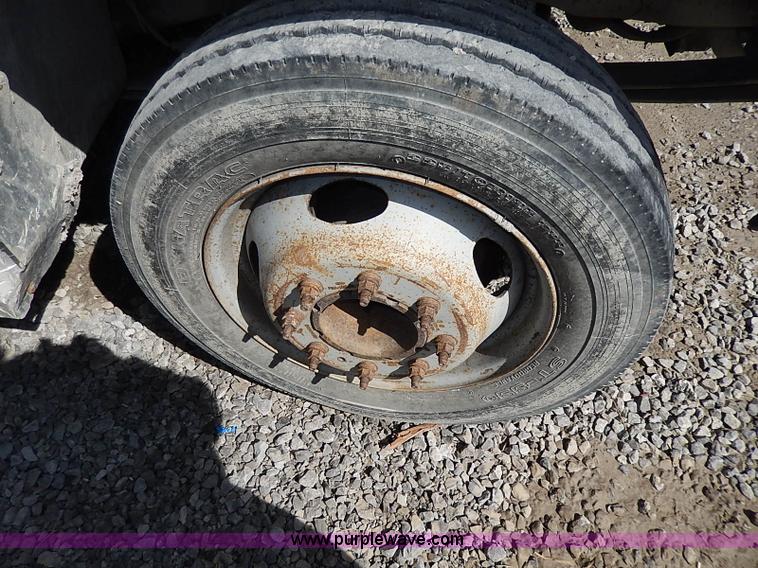 image for item I9289 1999 Ford F450 Super Duty flatbed truck