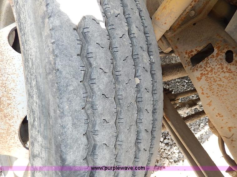 image for item I9289 1999 Ford F450 Super Duty flatbed truck