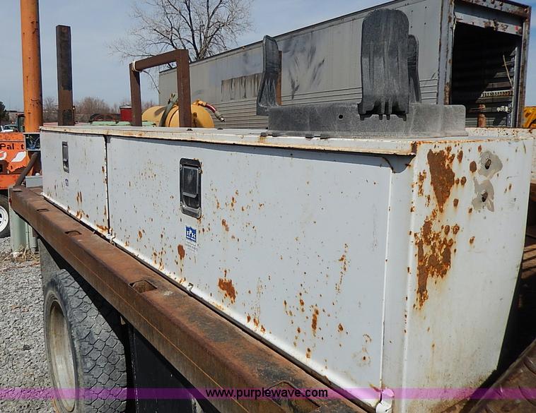 image for item I9289 1999 Ford F450 Super Duty flatbed truck