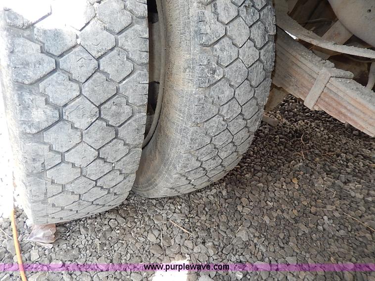 image for item I9289 1999 Ford F450 Super Duty flatbed truck