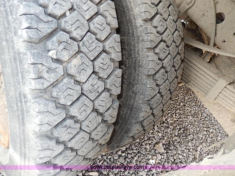 image for item I9289 1999 Ford F450 Super Duty flatbed truck