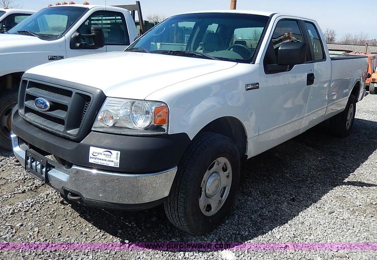 image for item I9290 2005 Ford F150 XL SuperCab pickup truck