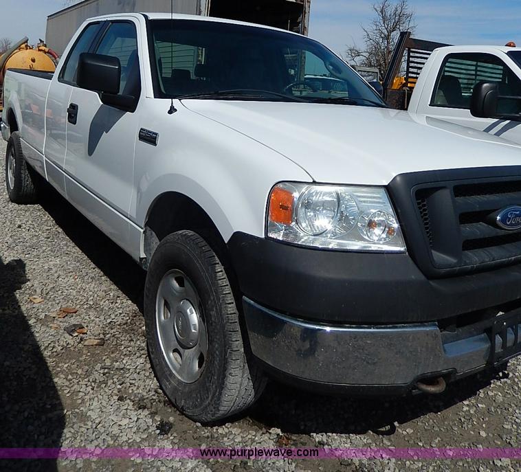 image for item I9290 2005 Ford F150 XL SuperCab pickup truck