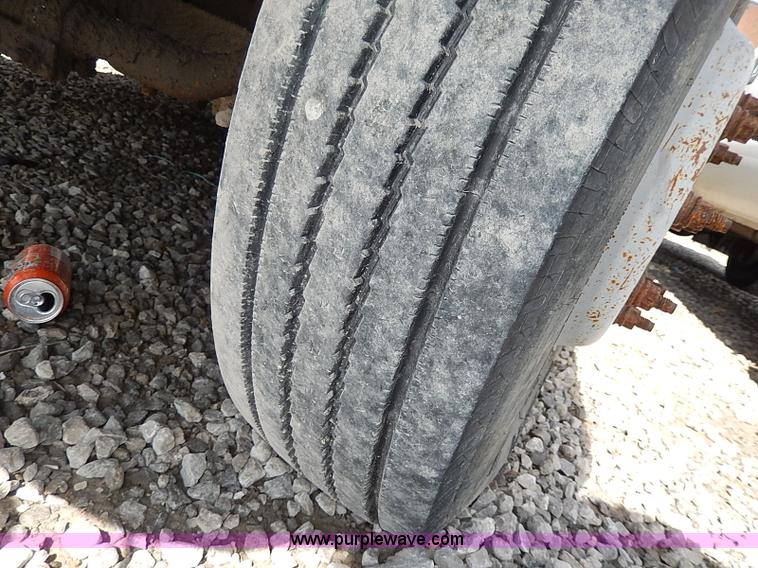 image for item I9292 2000 Ford F450 Super Duty XL flatbed truck