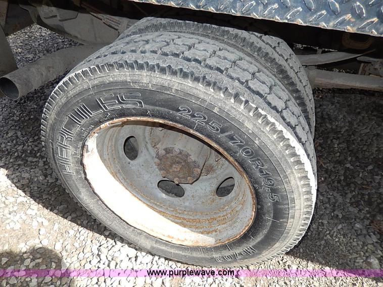 image for item I9292 2000 Ford F450 Super Duty XL flatbed truck