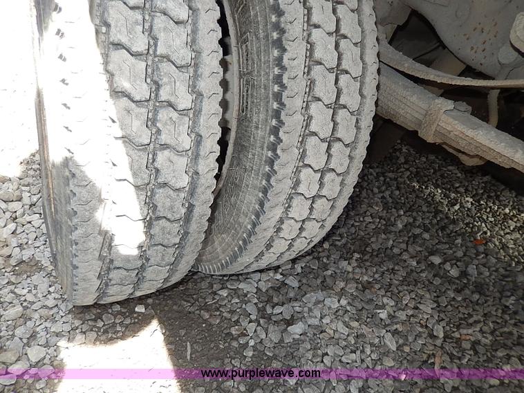 image for item I9292 2000 Ford F450 Super Duty XL flatbed truck