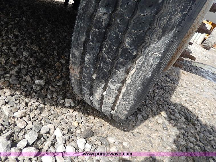 image for item I9293 2000 Ford F450 Super Duty XL flatbed truck