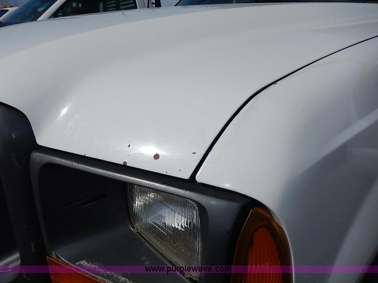 image for item I9293 2000 Ford F450 Super Duty XL flatbed truck