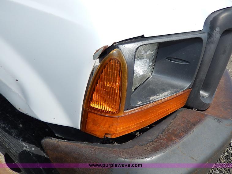 image for item I9293 2000 Ford F450 Super Duty XL flatbed truck