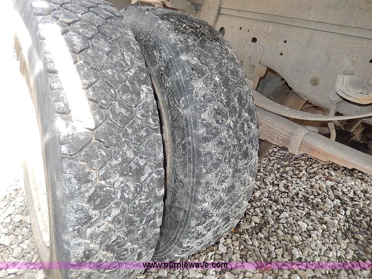 image for item I9293 2000 Ford F450 Super Duty XL flatbed truck